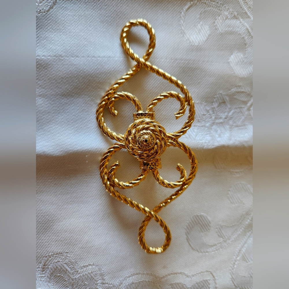 Beautiful Gold Rope Swirl Pin/Brooch!